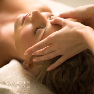 Kvinna får massage i ansiktet