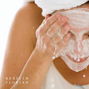 Kvinna tvättar sitt ansikte